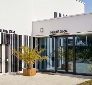 Entr&eacute;e du Spa NUXE de l&rsquo;h&ocirc;tel Mercure Quiberon en Bretagne avec fa&ccedil;ade contemporaine et espaces bien-&ecirc;tre