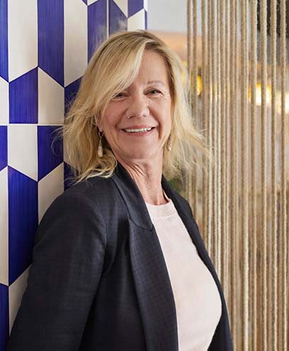 Claire Tharin, experte en surfaces architecturales et sourcing carrelage Claire Tharin experte en carrelage et céramique architecturale accompagnement projets sur mesure