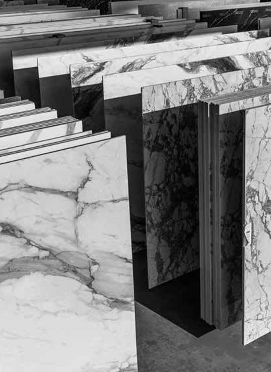 Sélection de matériaux d’exception pour architecture intérieure Dalles de pierre et marbre disposées en showroom illustrant une sélection de matériaux haut de gamme pour projets architecturaux