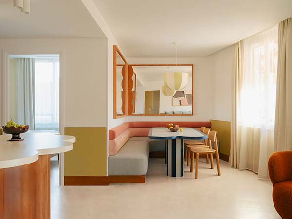 Intérieur d’une suite de l’hôtel Edgar Suites à Cannes avec aménagement contemporain et palette de couleurs pastel