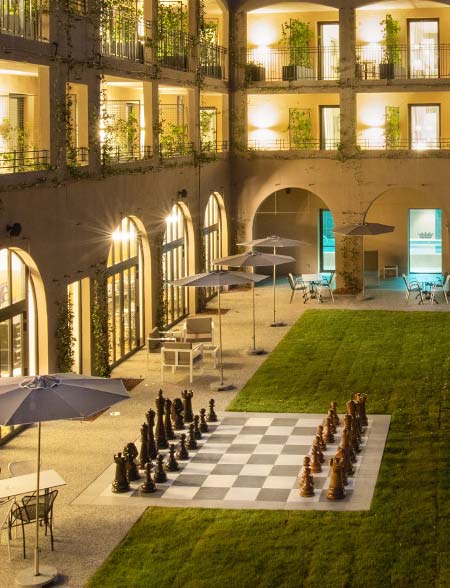 Échiquier extérieur en carrelage noir et blanc dans la cour de l’Hôtel du Roi à Carcassonne