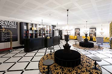 Hall de réception de l’Hôtel du Roi à Carcassonne avec sol en carrelage noir et blanc