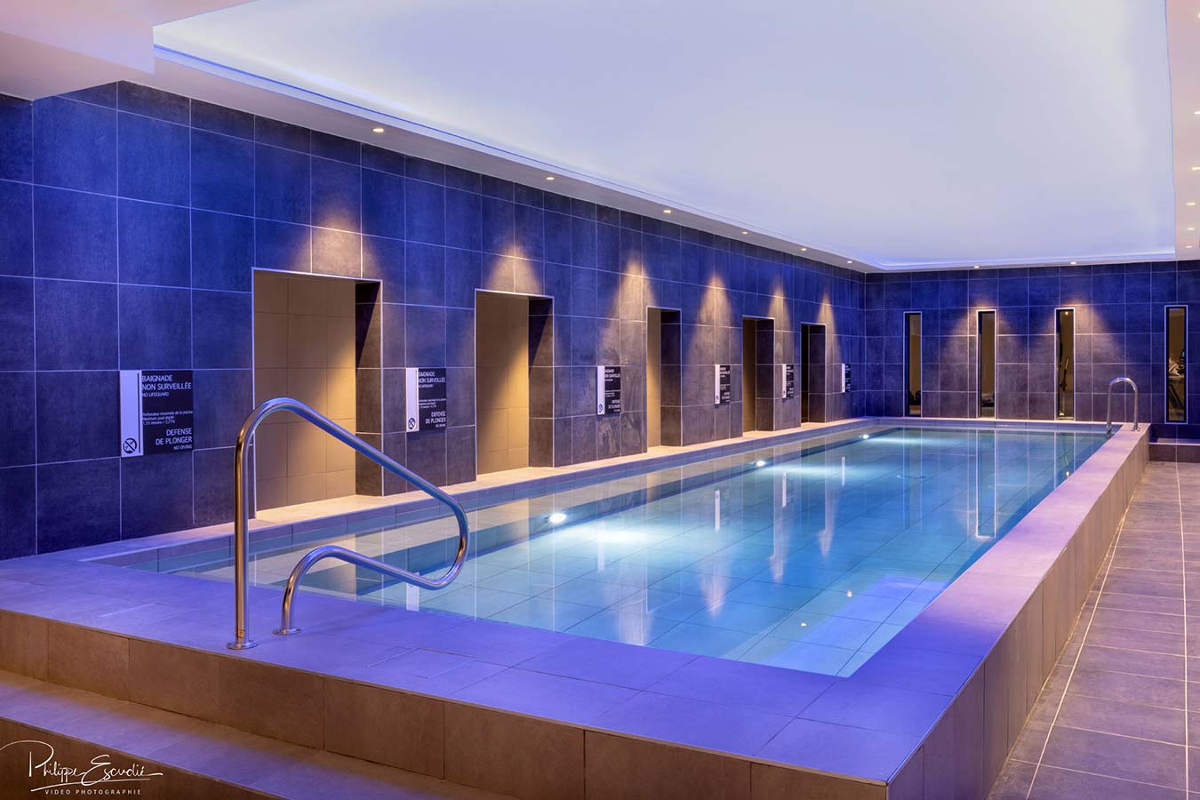 Piscine intérieure du spa de l’Hôtel du Roi à Carcassonne avec revêtement en carrelage céramique