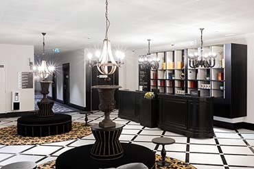 Réception de l’Hôtel du Roi à Carcassonne avec sol en céramique noir et blanc