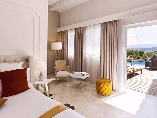 Chambre d’hôtel avec piscine privée et terrasse en pierre naturelle au Mas des Herbes Blanches dans le Luberon