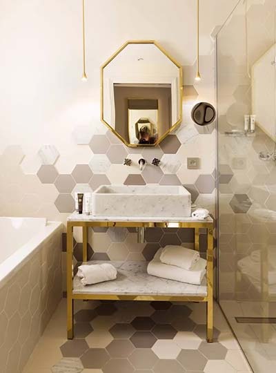 Salle de bain avec carrelage hexagonal en grès cérame dans un hôtel dans un hôtel du Luberon du Luberon