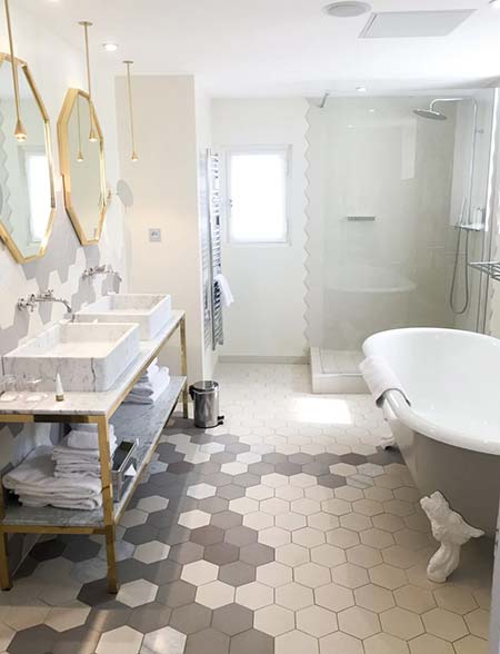 Suite avec piscine privée et matériaux naturels