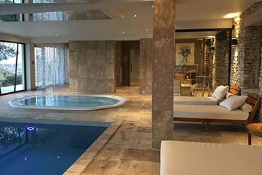 Continuité des matériaux entre intérieur et extérieur dans un hôtel haut de gamme