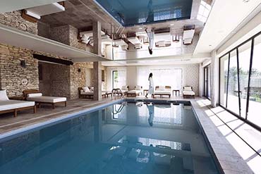 Piscine d’hôtel avec revêtement de sol adapté aux espaces bien-être