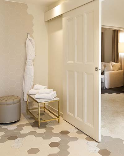 Sourcing de carrelage pour hôtel avec sol hexagonal en grès cérame dans une salle de bain élégante et fonctionnelle