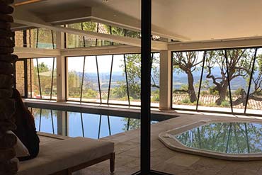 Aménagement spa hôtel avec matériaux naturels et lumière traversante