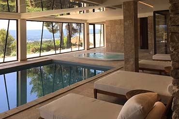 Continuité des matériaux entre intérieur et extérieur dans un hôtel haut de gamme