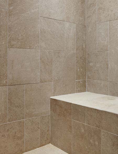 Revêtement mural en grès cérame aspect pierre dans l’espace spa du Mercure Quiberon Hotel and Spa