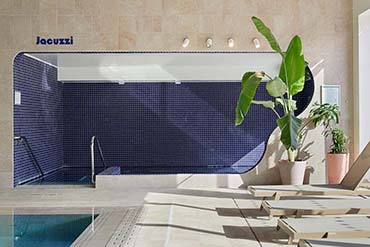 Espace jacuzzi du Spa NUXE avec mosaïque bleue et carrelage effet pierre au Mercure Quiberon