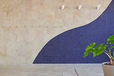 Mur en mosaïque bleue sur mesure dans l’espace piscine du Mercure Quiberon Hotel and Spa