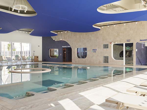 Piscine intérieure du Spa NUXE au Mercure Quiberon Hotel and Spa avec carrelage et mosaïque bleue