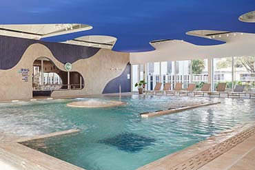 Piscine intérieure du Spa NUXE au Mercure Quiberon avec mosaïque bleue réalisée sur mesure