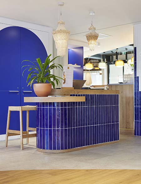 Réception rénovée du Mercure Quiberon Hotel and Spa avec comptoir en carrelage bleu et décoration contemporaine