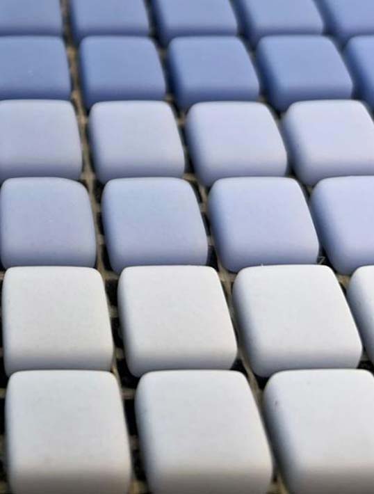 Carrelage mosaïque en céramique bleu mat pour projet architectural haut de gamme