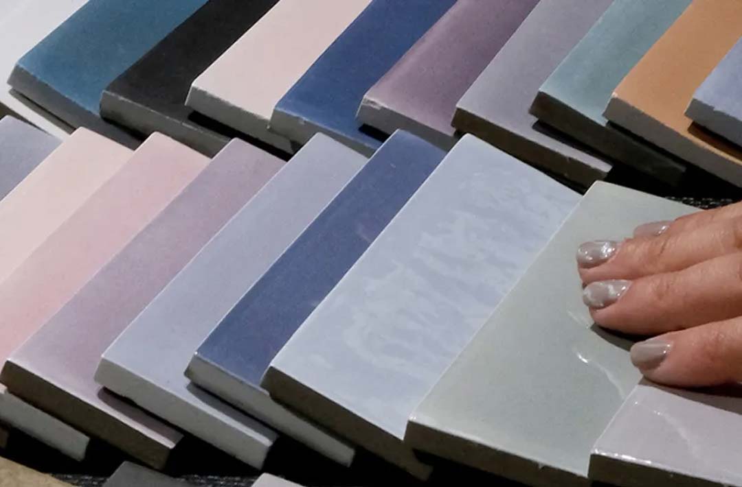 Échantillons de carrelage et céramique colorés pour sélection de matériaux sur mesure