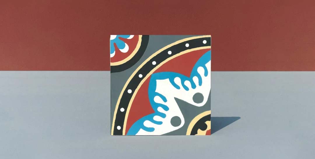 Carreau de ciment décoratif à motif géométrique coloré illustrant la richesse graphique des décors artisanaux