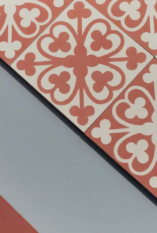 Carreaux de ciment à motif géométrique répété illustrant la modularité des formats et la composition décorative architecturale