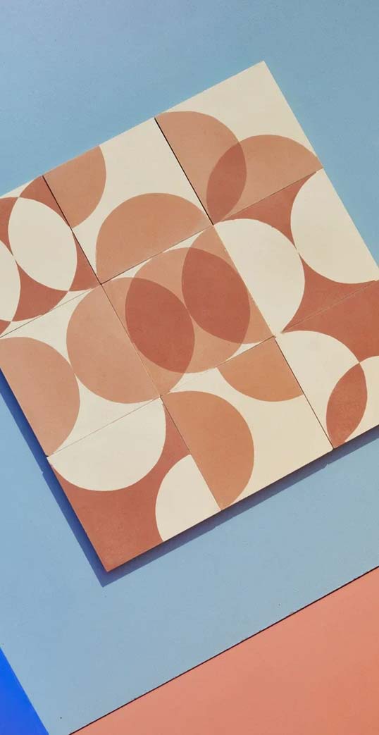 Dalles céramiques XXL effet métal autour d’une cheminée contemporaine avec texture oxydée et ambiance architecturale chaleureuse