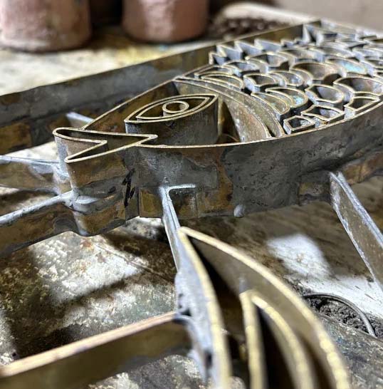 Moule en laiton utilisé pour la fabrication artisanale des carreaux de ciment à décor incrusté