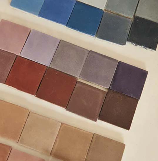Nuancier de couleurs de carreaux de ciment artisanaux montrant différentes teintes minérales mates pour projets décoratifs