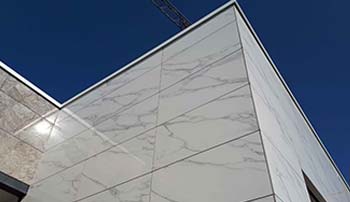 Carrelage de façade en céramique technique, solution durable pour l’enveloppe d’un bâtiment contemporain