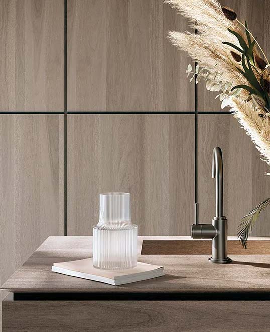 Dalles céramiques XXL effet bois habillant un mur intérieur avec texture naturelle et ambiance chaleureuse contemporaine