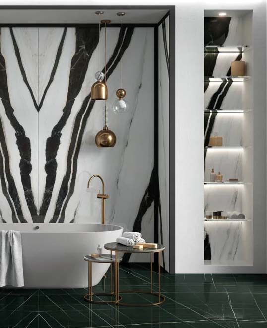 Dalles céramiques XXL effet marbre dans une salle de bain contemporaine, veinage graphique et surface continue au rendu prestigieux
