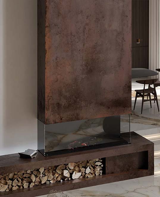 Dalles céramiques XXL effet métal autour d’une cheminée contemporaine avec texture oxydée et ambiance architecturale chaleureuse