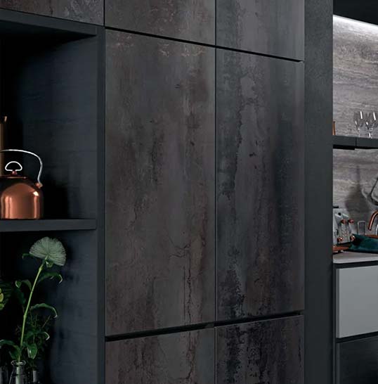 Dalles céramiques XXL effet métal appliquées en façade intérieure de cuisine contemporaine, surface continue et écriture architecturale moderne