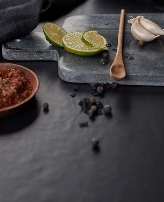 Dalles céramiques XXL effet résine sur plan de travail sombre avec surface mate continue et esthétique contemporaine épurée