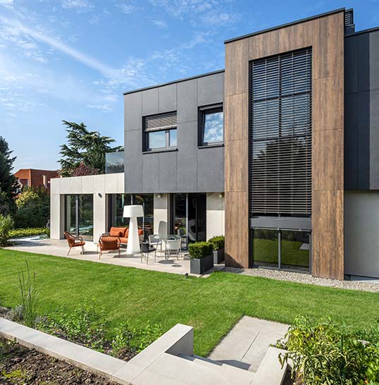 Façade contemporaine en céramique et parement effet bois Maison contemporaine avec façade ventilée en panneaux céramiques grand format et parement effet bois, intégration architecturale moderne