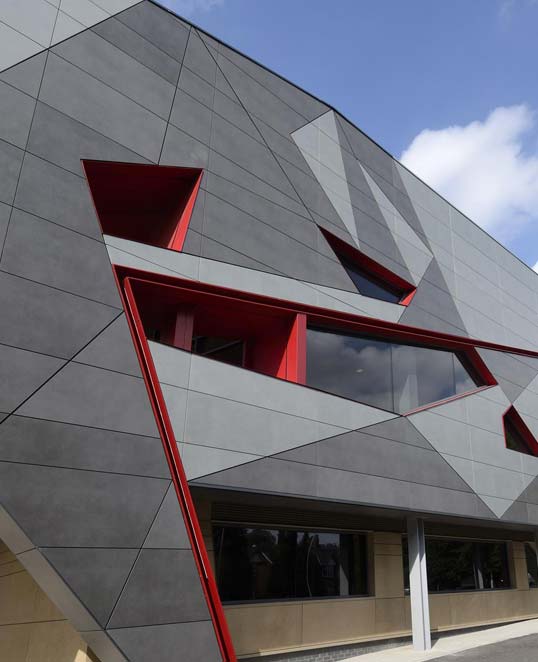 Façade céramique géométrique au design architectural contemporain Façade en céramique à motifs géométriques contemporains créant une signature architecturale graphique