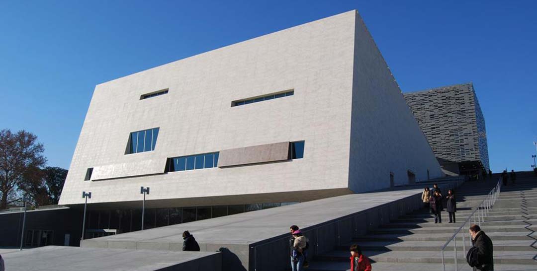Façade céramique contemporaine de l’Opéra de Florence Façade en céramique grand format du nouvel Opéra de Florence, volumes contemporains et surface minérale uniforme Title