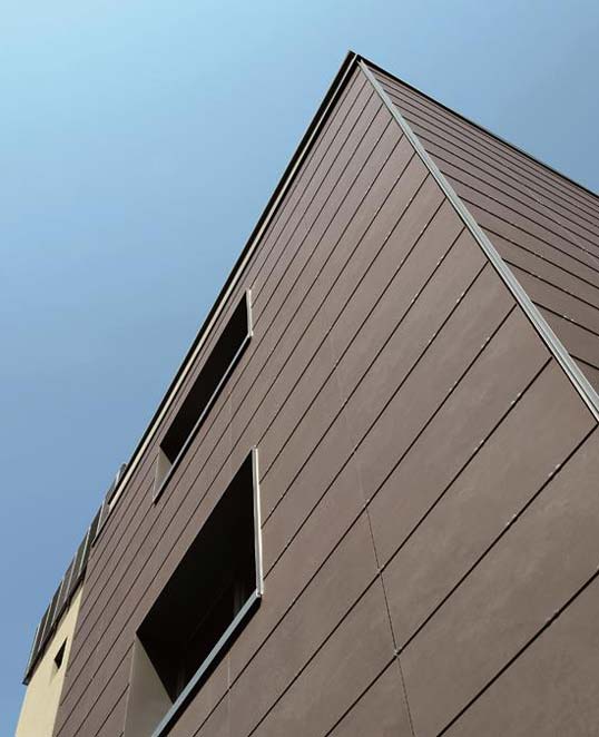 Façade ventilée avec système de fixation mécanique Façade ventilée en carrelage céramique fixée sur ossature mécanique avec panneaux verticaux et joints réguliers