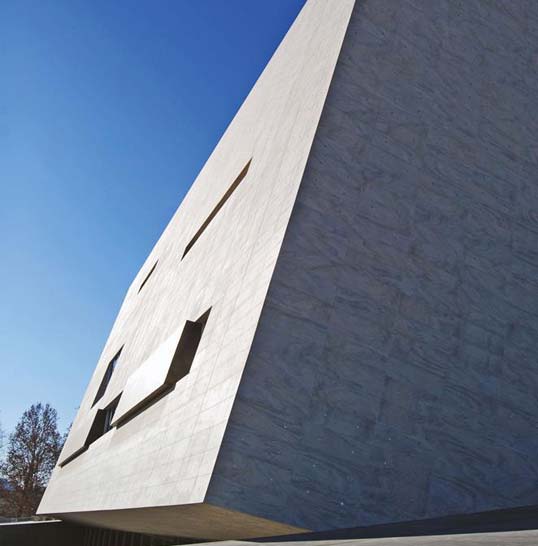 Architecture contemporaine habillée de céramique grand format Nouvel Opéra de Florence habillé d’un carrelage de façade grand format aux lignes épurées et à l’esthétique contemporaine