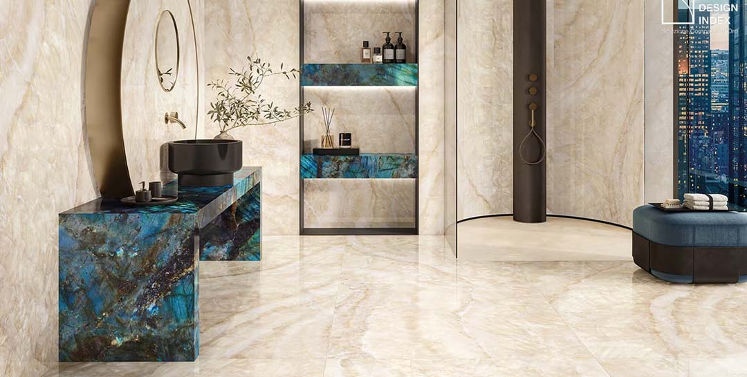 Salle de bain avec céramique effet pierre précieuse et inserts bleus, rendu haut de gamme et lumineux