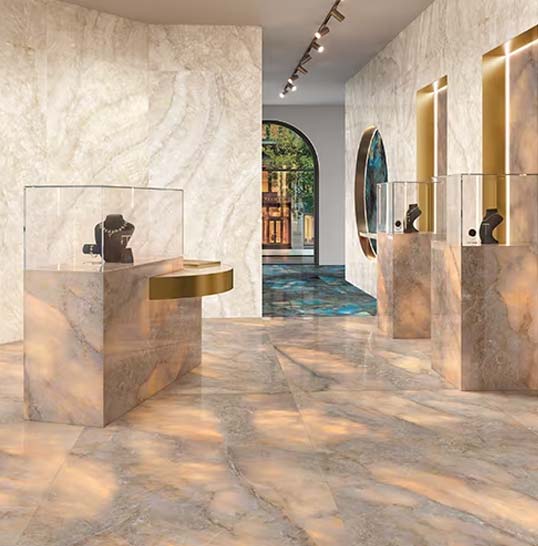 Carrelage luminescent effet pierre translucide dans un espace architectural contemporain haut de gamme