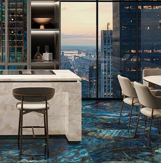 Carrelage luminescent bleu irisé au sol, ambiance cuisine premium avec effet pierre et reflets de lumière