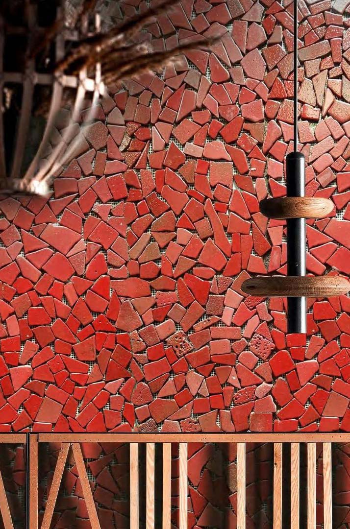 Mosaïque artistique rouge à composition irrégulière Mosaïque artistique rouge composée de tesselles irrégulières pour une signature décorative expressive
