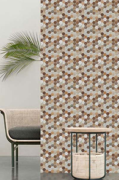 Mosaïque hexagonale décorative aux teintes naturelles Mur décoratif en mosaïque hexagonale aux tons naturels créant une ambiance chaleureuse et contemporaine