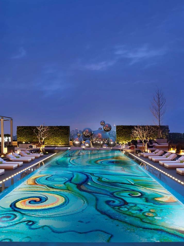 Mosaïque immergée grand format haute précision Piscine contemporaine ornée d’une mosaïque artistique immergée démontrant la précision d’installation et la durabilité en environnement aquatique