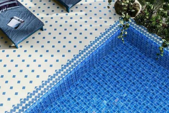 Revêtement mosaïque bleue pour piscine contemporaine Mosaïque bleue antidérapante pour piscine avec plage immergée et motifs géométriques contemporains