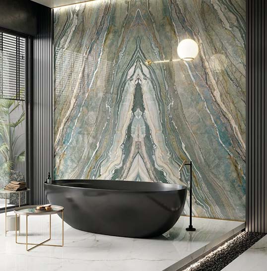 Application de carrelage céramique grand format en architecture intérieure Salle de bain contemporaine habillée en céramique grand format à veinage marbré pour projet architectural haut de gamme