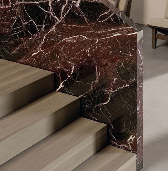 Escalier habillé de carrelage céramique effet marbre pour architecture intérieure premium Escalier avec revêtement en céramique effet marbre rouge pour projet architectural