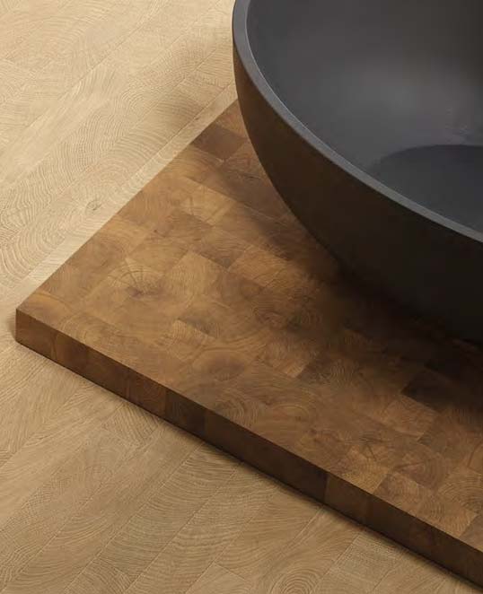 Carrelage céramique effet bois en petits formats modulaires brick et 10×10 dans une composition graphique contemporaine